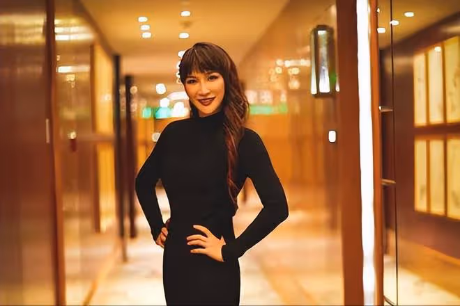 李玟追悼會:蕭亞軒哭不停,李玟老公和繼女坐第二排,媽媽未到場
