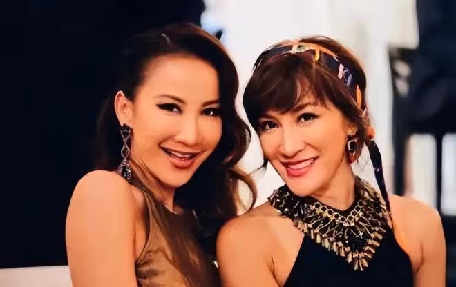 李玟追悼會:蕭亞軒哭不停,李玟老公和繼女坐第二排,媽媽未到場