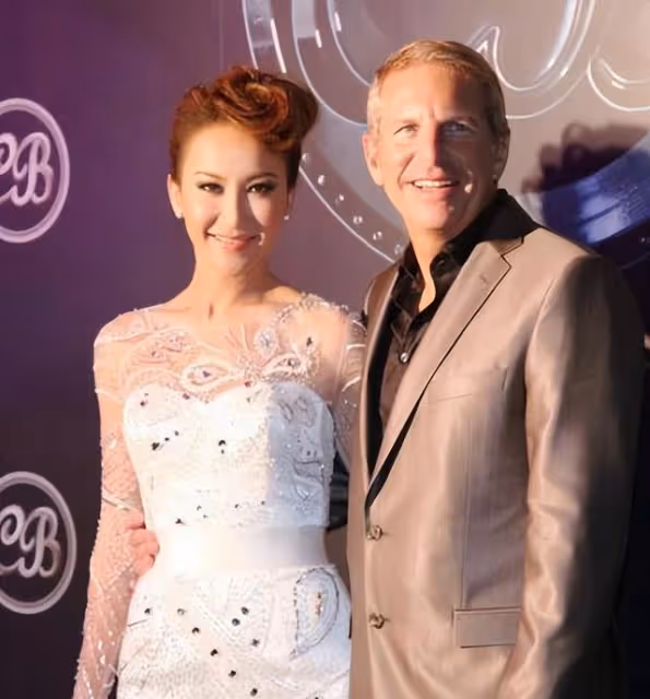 李玟追悼會:蕭亞軒哭不停,李玟老公和繼女坐第二排,媽媽未到場