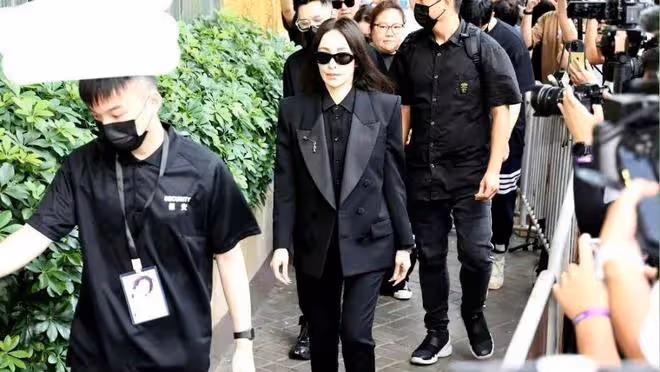 李玟葬禮進行時:蕭亞軒致辭全程泣不成聲,李玟曾說會保護蕭亞軒