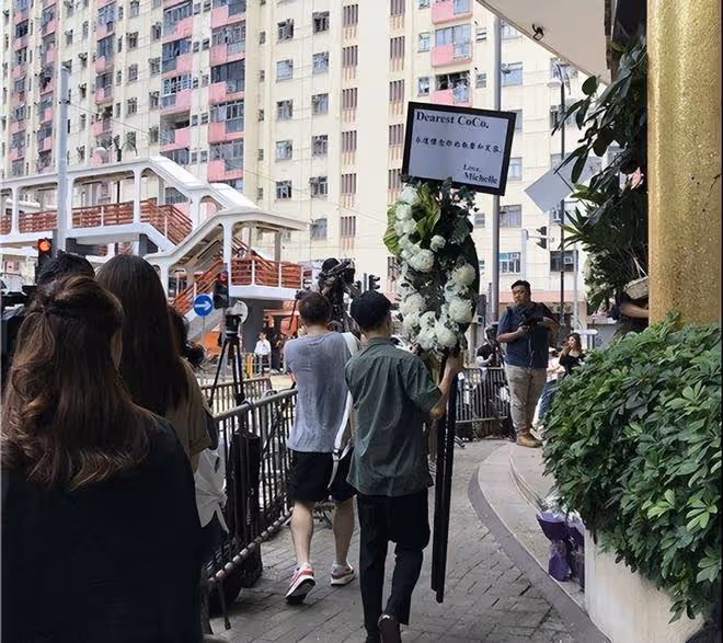 李玟二姐再惹爭議,追悼會現場笑容滿面,對Bruce態度大幅度反轉