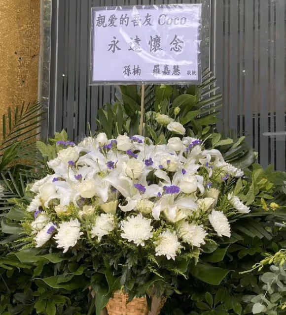 眾星參加李玟追思會,蕭亞軒發言多次哽咽,韓紅狀態不佳要人攙扶