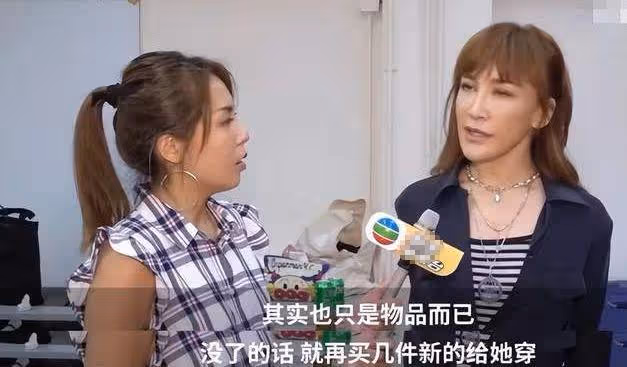 眾星參加李玟追思會,蕭亞軒發言多次哽咽,韓紅狀態不佳要人攙扶