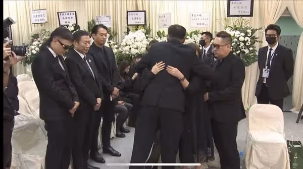 ◤李玟告別式◢李玟姐姐崩潰哭斷腸 突悽厲慟喊：他害死了我妹