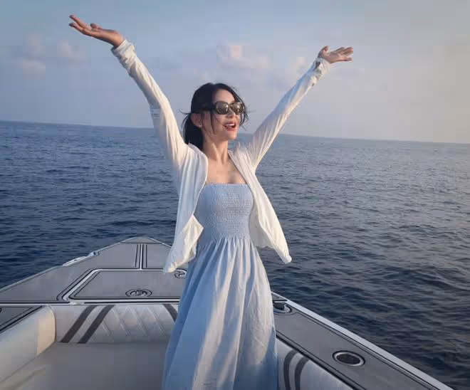 36歲袁姍姍曬馬爾地夫旅行照,穿比基尼身材絕美,A4腰馬甲線搶鏡