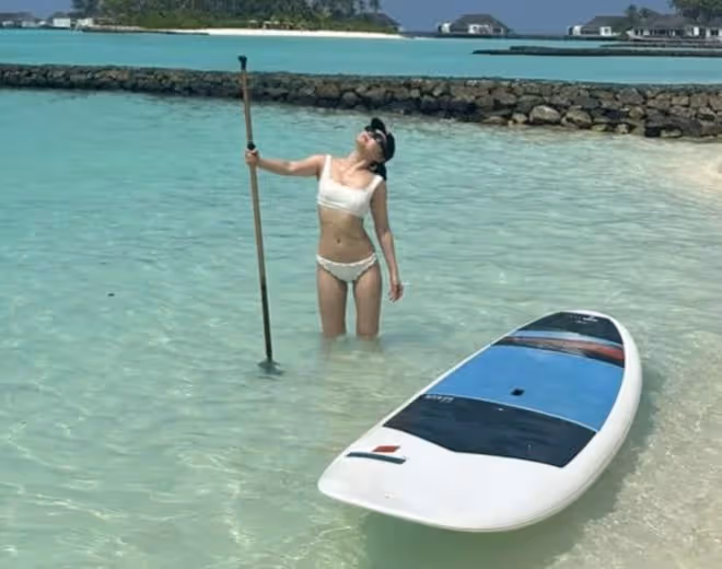 36歲袁姍姍曬馬爾地夫旅行照，穿比基尼身材絕美，A4腰馬甲線搶鏡