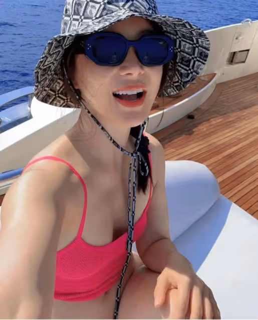 36歲袁姍姍曬馬爾地夫旅行照，穿比基尼身材絕美，A4腰馬甲線搶鏡