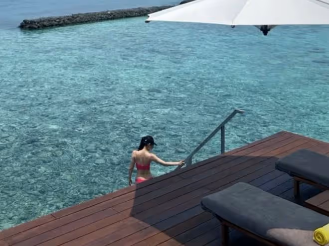 36歲袁姍姍曬馬爾地夫旅行照，穿比基尼身材絕美，A4腰馬甲線搶鏡