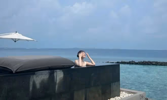 36歲袁姍姍曬馬爾地夫旅行照，穿比基尼身材絕美，A4腰馬甲線搶鏡