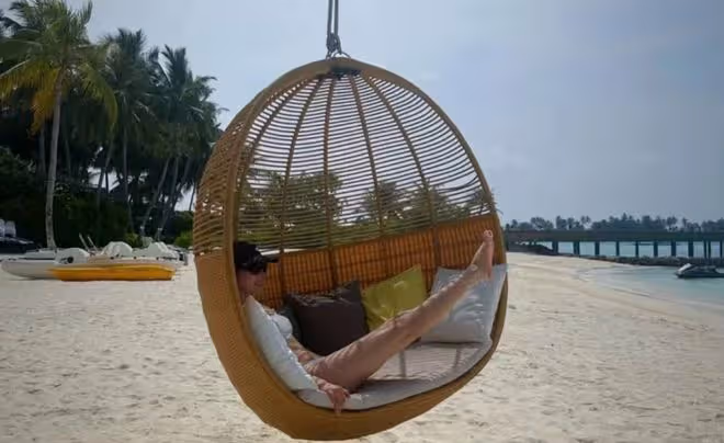 36歲袁姍姍曬馬爾地夫旅行照，穿比基尼身材絕美，A4腰馬甲線搶鏡