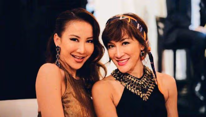 李玟二姐追悼會上痛哭，怒斥Bruce害死她妹妹，直播立馬被中斷