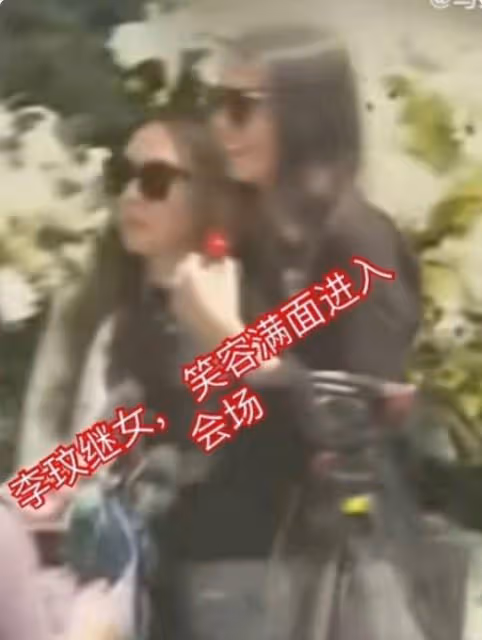 李玟二姐追悼會上痛哭，怒斥Bruce害死她妹妹，直播立馬被中斷