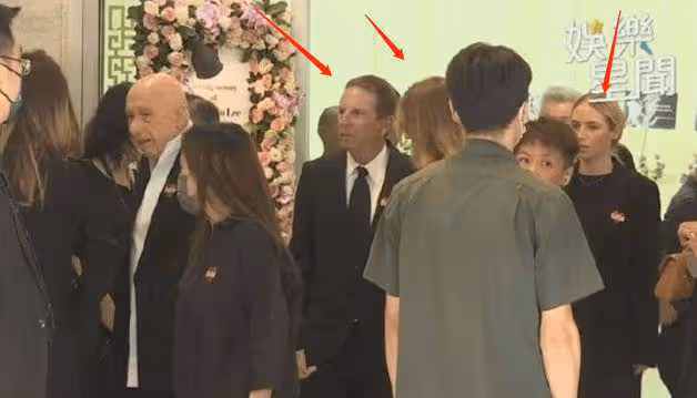 李玟二姐追悼會上痛哭，怒斥Bruce害死她妹妹，直播立馬被中斷