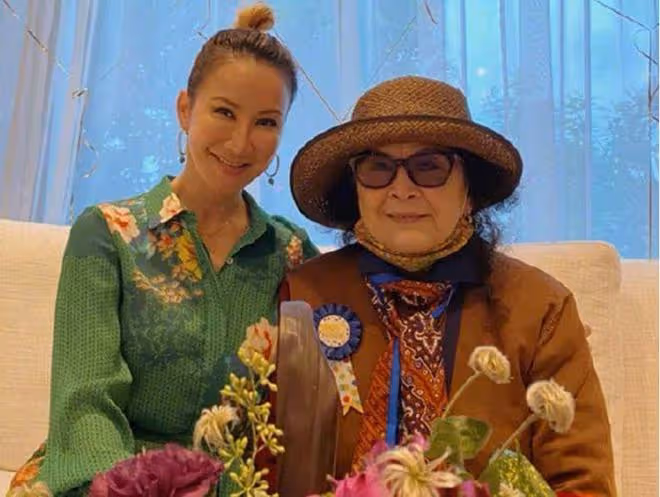 李玟二姐追悼會上痛哭，怒斥Bruce害死她妹妹，直播立馬被中斷
