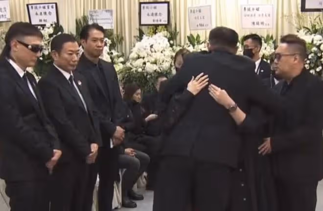 李玟二姐追悼會上痛哭，怒斥Bruce害死她妹妹，直播立馬被中斷