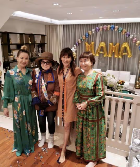 李玟二姐追悼會上痛哭,怒斥Bruce害死她妹妹,直播立馬被中斷