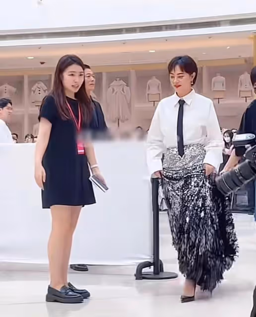 孫儷工作帶娃兩不誤！穿美人魚裙獲女兒讚美，兒子親自為媽媽掌鏡
