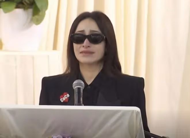 李玟姐姐靈堂上情緒失控,哭喊壞人害死妹妹!2個繼女卻笑容滿面