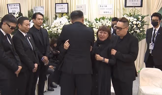 李玟姐姐靈堂上情緒失控,哭喊壞人害死妹妹!2個繼女卻笑容滿面