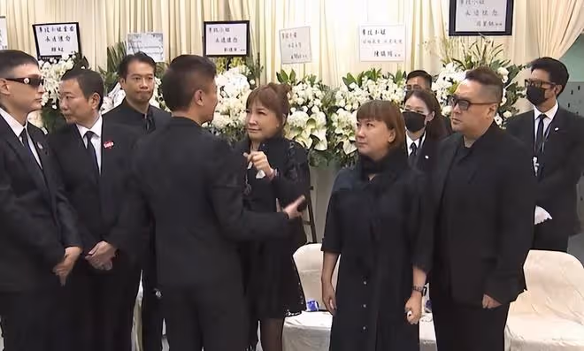 李玟姐姐靈堂上情緒失控,哭喊壞人害死妹妹!2個繼女卻笑容滿面