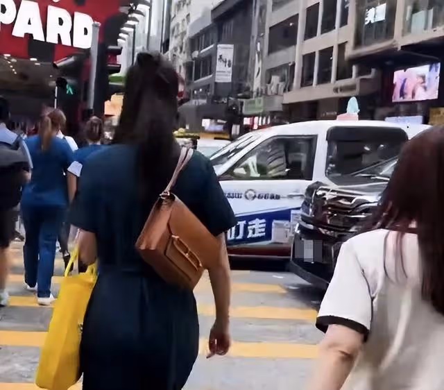 豪氣!TVB富貴女星背兩百萬現金滿街走,網民主動請纓護花