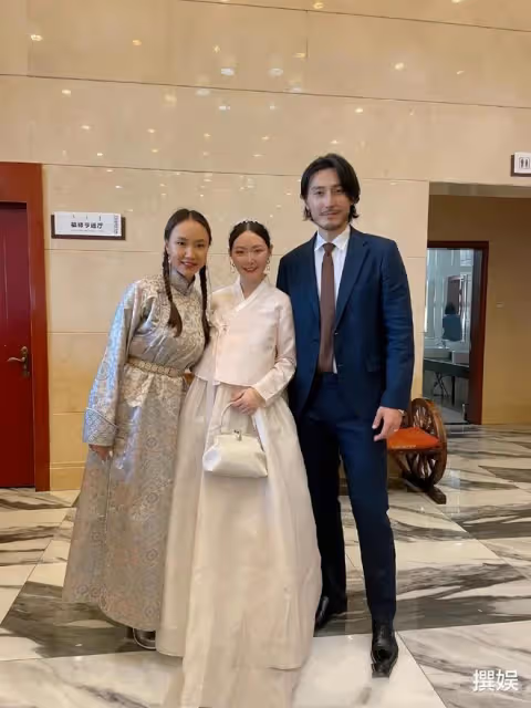 《吉祥三寶》女兒嫁給了韓國丈夫,遺憾父親去世,母親高興中帶淚