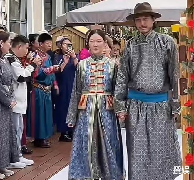 《吉祥三寶》女兒嫁給了韓國丈夫,遺憾父親去世,母親高興中帶淚