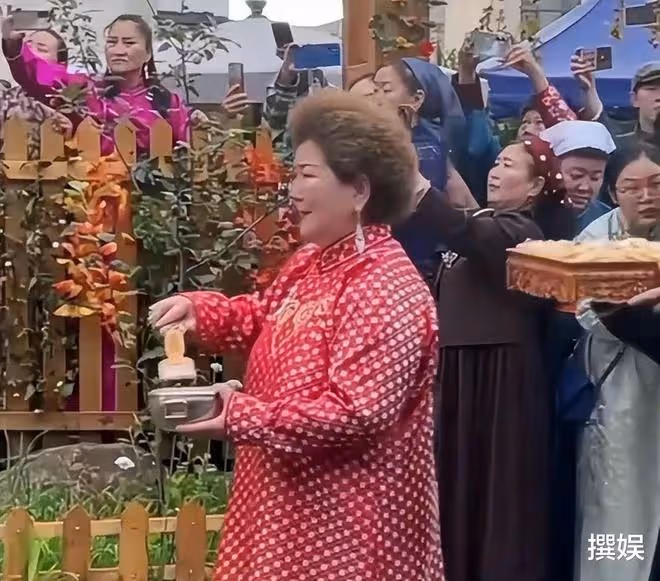 《吉祥三寶》女兒嫁給了韓國丈夫,遺憾父親去世,母親高興中帶淚