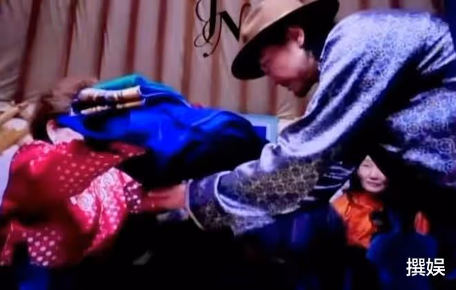 《吉祥三寶》女兒嫁給了韓國丈夫,遺憾父親去世,母親高興中帶淚