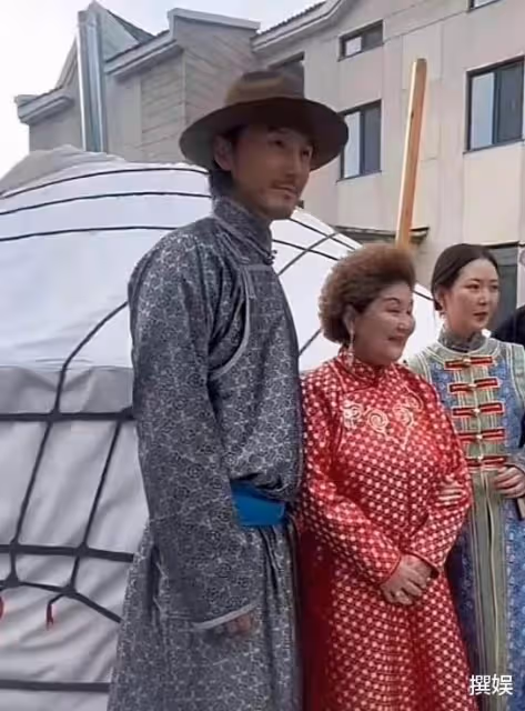《吉祥三寶》女兒嫁給了韓國丈夫,遺憾父親去世,母親高興中帶淚