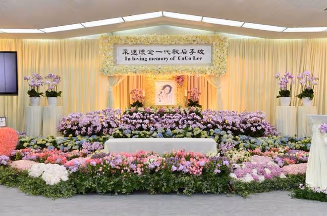 李玟追悼會今日舉行！韓紅蕭亞軒失聲痛哭，倆繼女卻嬉皮笑臉