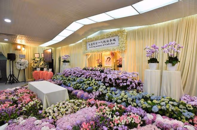 李玟追悼會今日舉行！韓紅蕭亞軒失聲痛哭，倆繼女卻嬉皮笑臉