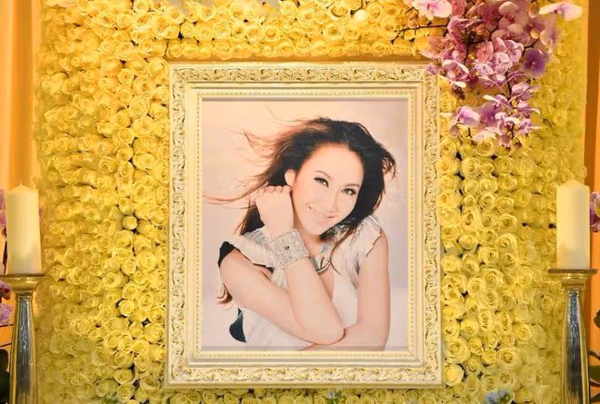 李玟追悼會今日舉行！韓紅蕭亞軒失聲痛哭，倆繼女卻嬉皮笑臉