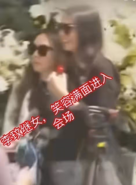 李玟追悼會今日舉行!韓紅蕭亞軒失聲痛哭,倆繼女卻嬉皮笑臉