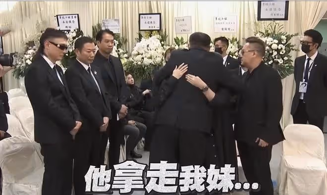 李玟追悼會今日舉行!韓紅蕭亞軒失聲痛哭,倆繼女卻嬉皮笑臉