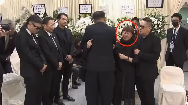 李玟追悼會今日舉行!韓紅蕭亞軒失聲痛哭,倆繼女卻嬉皮笑臉