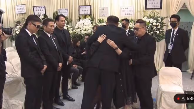 李玟二姐在告別儀式上情緒崩潰大喊：他害死了我妹妹