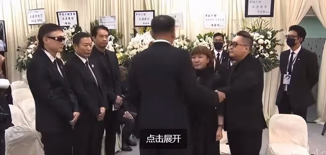 李玟二姐在告別儀式上情緒崩潰大喊：他害死了我妹妹