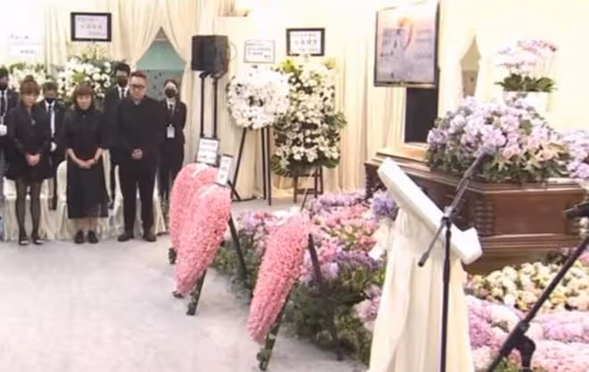 李玟二姐在告別儀式上情緒崩潰大喊：他害死了我妹妹