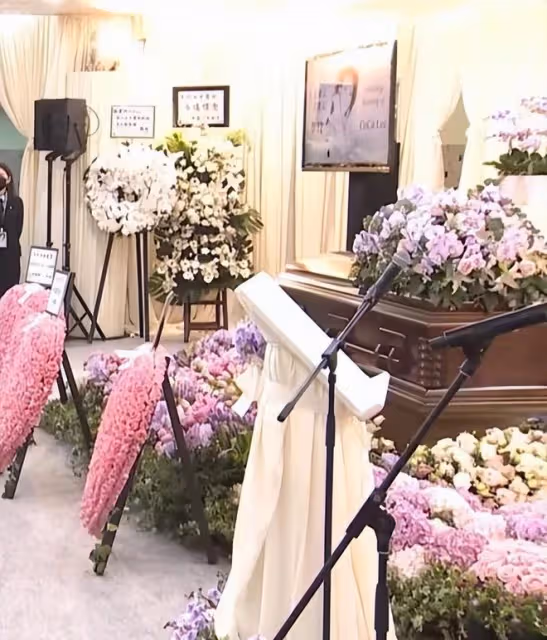 李玟二姐在告別儀式上情緒崩潰大喊:他害死了我妹妹
