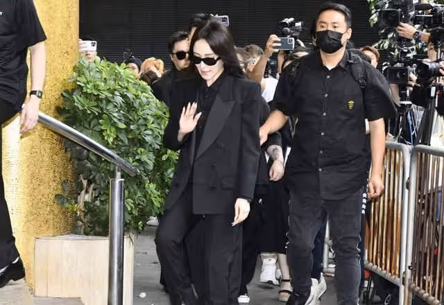 李玟葬禮舉行,老公繼女神情哀傷現身,姐姐哭喊:有人害死我妹