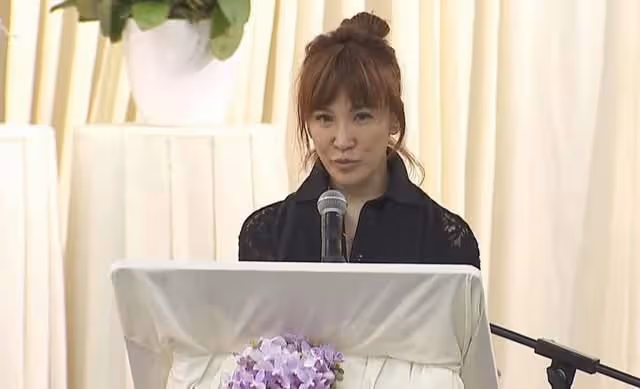 李玟葬禮舉行,老公繼女神情哀傷現身,姐姐哭喊:有人害死我妹