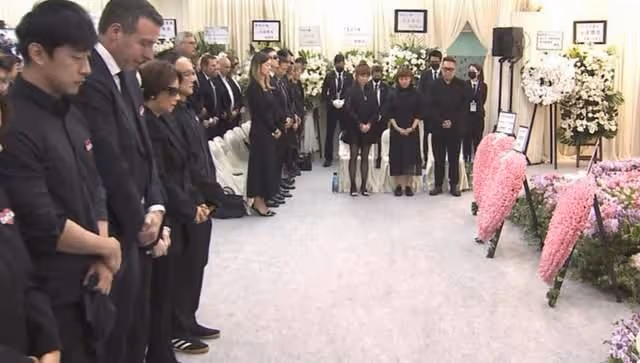李玟葬禮舉行,老公繼女神情哀傷現身,姐姐哭喊:有人害死我妹