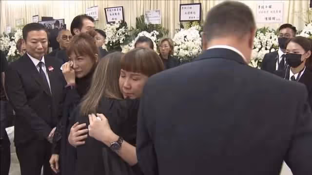 李玟葬禮舉行,老公繼女神情哀傷現身,姐姐哭喊:有人害死我妹