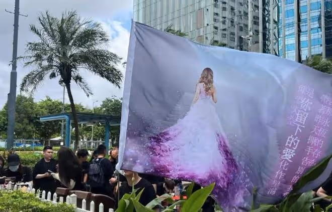 李玟追思會:蕭亞軒韓紅痛哭,眾星挨個致詞,老公繼女一臉冷漠!