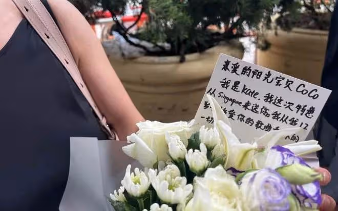 李玟追思會:蕭亞軒韓紅痛哭,眾星挨個致詞,老公繼女一臉冷漠!