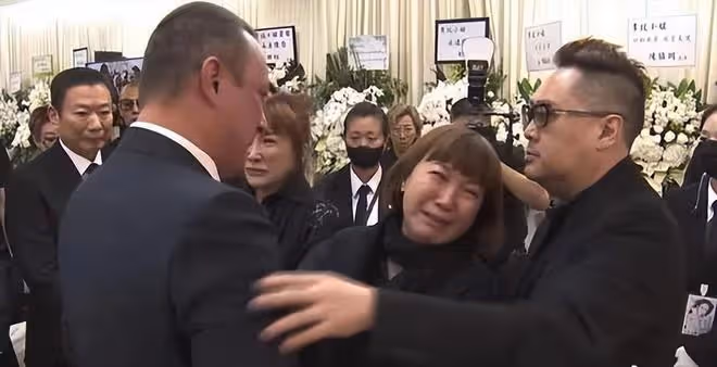李玟老公現身追思會,倆繼女有說有笑,二姐哭喊「他害死了我妹」