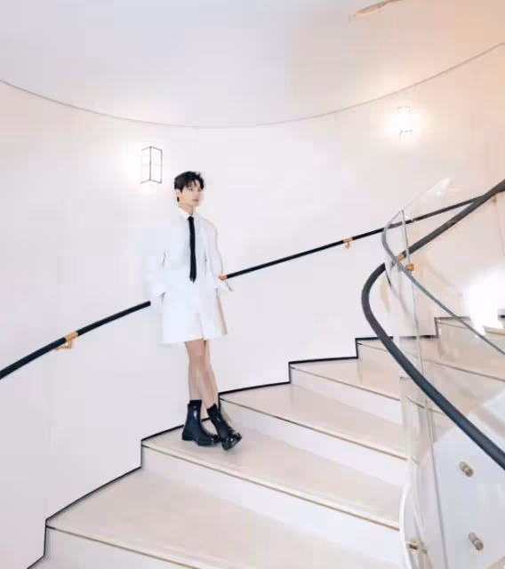 楊洋出席品牌活動,與關曉彤對比居然一樣高,楊洋身高又遭質疑