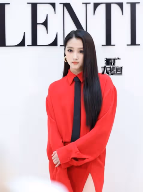 楊洋出席品牌活動,與關曉彤對比居然一樣高,楊洋身高又遭質疑