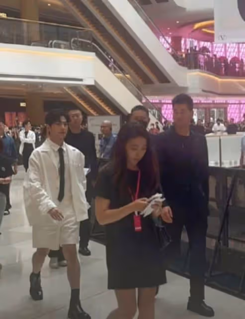 楊洋出席品牌活動，與關曉彤對比居然一樣高，楊洋身高又遭質疑